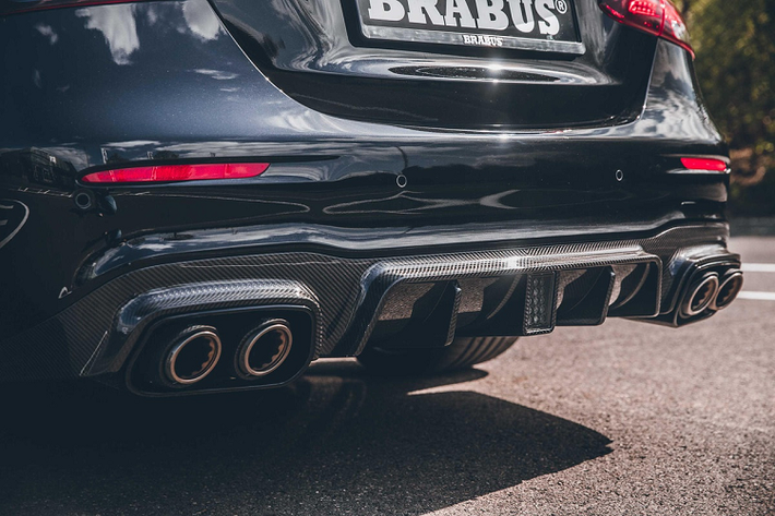 Bên trong cabin không có quá nhiều thay đổi. Brabus chỉ bổ sung các chi tiết trang trí như bàn đạp phanh/ga bằng nhôm, ốp bệ cửa carbon hay tùy chọn bọc nội thất bằng da Alcantara.