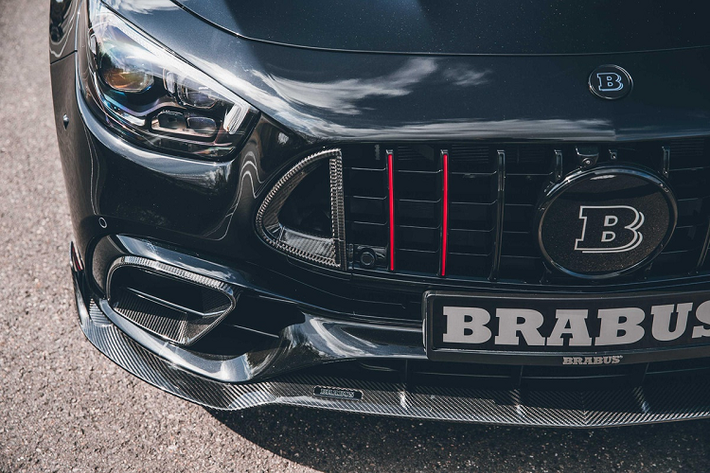 Ngoài sức mạnh mới, bản độ E 63 S còn được Brabus nâng cấp ngoại hình ấn tượng hơn. Ở đầu xe, điểm nhấn là cụm lưới tản nhiệt mới tích hợp hốc hút gió của bộ tăng áp, chi tiết này được ốp carbon. Ngoài ra, chiếc sedan có thêm cánh hướng gió gầm làm từ carbon và logo chữ B quen thuộc của Brabus.