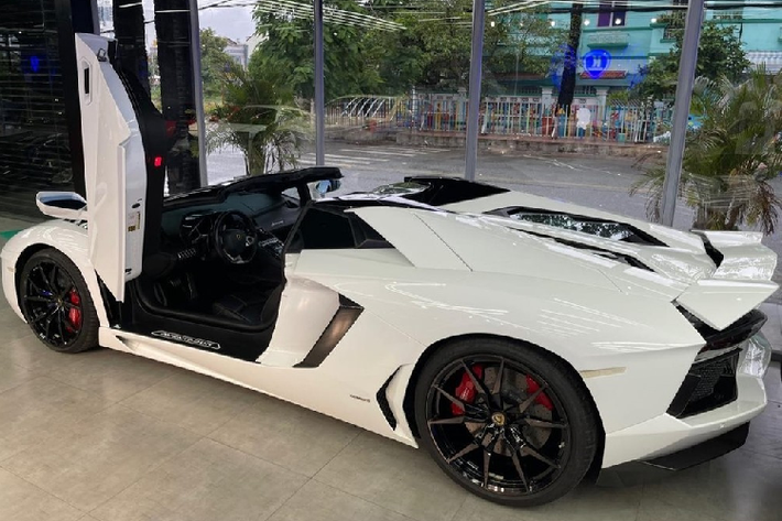 Việc các chủ nhân siêu xe cho sơn lại ngoại thất của xe sau nhiều năm sử dụng có dấu hiệu xuống cấp đã không còn là chuyện xa lạ tại Việt Nam. Mới đây, một vị đại gia Sài Gòn thay mới nội thất nguyên bản của chiếc siêu xe Lamborghini Aventador tiền tỷ của mình khác biệt hơn.