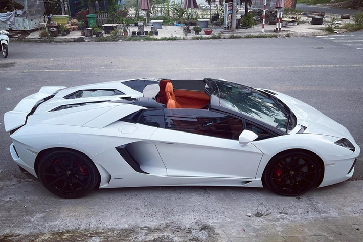 Được biết, hiếc siêu xe Lamborghini Aventador LP700-4 mui trần có màu sơn trắng này sau nhiều lần đổi chủ đã về tay một người chuyên mua bán xe ở huyện Bình Chánh, TP HCM. Để làm mới ngoại thất xe, người này đã cho dán lại đề-can với tông màu xanh lá rất nổi bật nhưng hiện đã cho lột áo để trở về màu sơn nguyên bản.
