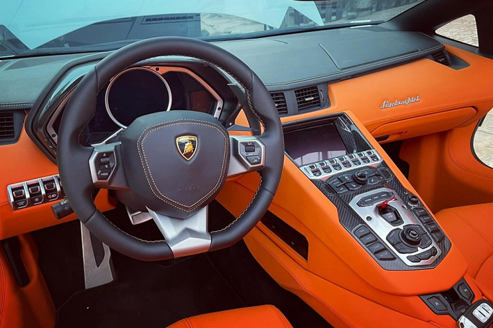 Đây là 1 trong 3 chiếc Lamborghini tại việt Nam được bọc lại da ở nội thất, 2 chiếc xe trước là Lamborghini Huracan LP610-4 và Aventador LP700-4 được độ da Alcantara đắt tiền. Giá xe Lamborghini Aventador LP700-4 mui trần mới nhất tại Việt Nam theo bảng tính giá lệ phí trước bạ được Bộ Tài Chính công bố là 37,796 tỷ đồng, tuy nhiên, dòng Aventador LP700-4 Roadster đã dừng sản xuất khá lâu nên mức giá trên thị trường xe cũ trên 12,5 tỷ đồng.
