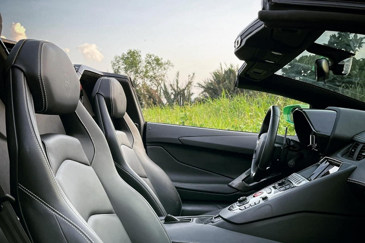Khác với những chiếc siêu xe Lamborghini Aventador LP700-4 Coupe, bản mui trần có mái nhà hoàn thành với tông màu tối, lý do là phần mui xe là carbon được chia thành 2 mảnh riêng biệt để dễ dàng giúp chủ nhân của xe tháo lắp mỗi khi cần thiết.