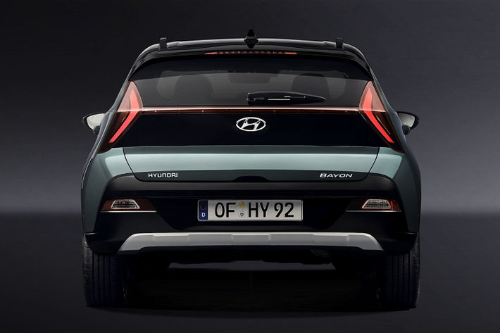 Mẫu xe SUV Hyundai Bayon được thiết kế dựa trên chiếc hatchback cỡ nhỏ i10, mẫu xe này cũng có những đường nét của Kona như dãy đèn định vị mỏng phía trước. Thiết kế đuôi của Bayon trông khá lạ mắt với cụm đèn hậu hình mũi tên nối liền với nhau, phía trên được gắn sẵn cánh gió tối màu tích hợp đèn phanh.
