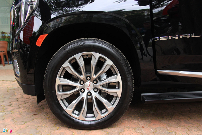 Mặt ca-lăng của Yukon Denali XL có kích cỡ lớn, được viền crôm với họa tiết mắt lưới bằng kim loại. Logo GMC màu đỏ nổi bật ở phía đầu và đuôi. Xe được trang bị bậc lên/xuống đóng, mở điện tự động.