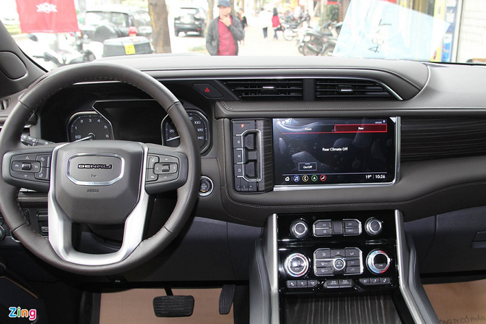 Tương tự ngoại thất, nội thất của GMC Yukon XL Denali 2021 có thiết kế cứng cáp, gãy gọn với nhiều nút bấm vật lý. Xe sử dụng vật liệu cao cấp như da, gỗ và các chi tiết ốp crôm.