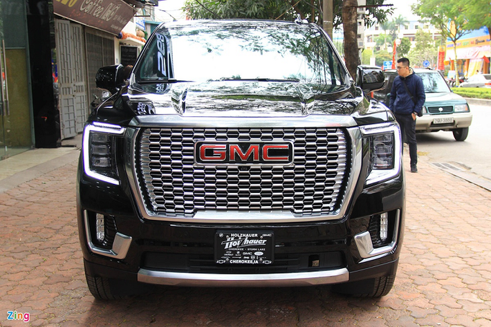 Tại Việt Nam, bên cạnh các mẫu xe được phân phối chính hãng như Lexus LX570, BMW X7 hay Mercedes-Benz GLS, nhóm SUV hạng sang cỡ lớn còn có những lựa chọn ít phổ biến hơn, được đại lý tư nhân nhập về. Tiêu biểu bao gồm Cadillac Escalade, Lincoln Navigator hay GMC Yukon XL... và mới đây là GMC Yukon XL Denali 2021 mới.