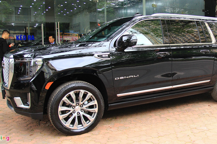 Chiếc xe SUV GMC Yukon 2021 trong bài viết thuộc biến thể XL có trục cơ sở kéo dài, được phát triển trên cùng nền tảng với Chevrolet Suburban. Đây đồng thời cũng là phiên bản Denali cao nhất. Yukon XL Denali 2021 có chiều dài cơ sở 3.302 mm, chiều dài tổng thể 5.697 mm.