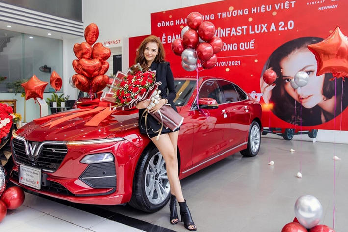Được biết, trước đây, siêu mẫu Hồng Quế đã từng sở hữu nhiều mẫu xe sang như Mercedes-Benz hay BMW X5. Thế nhưng, lần này, cô lại chọn chiếc ôtô thương hiệu Việt làm bạn đồng hành. Chiếc VinFast Lux A2.0 của Hồng Quế thuộc bản Premium cao cấp nhất và được sơn ngoại thất màu đỏ bóng.