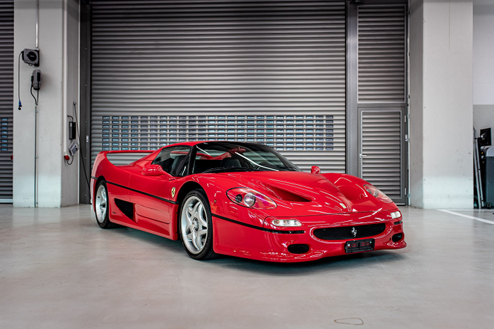 Chiếc F50 được Vettel mua vào năm 2015, mùa giải đầu tiên của anh ở đội Ferrari. Khi chia tay Vettel, chiếc F50 này chỉ mới lăn bánh gần 7.000 km. Tất cả vật dụng đi kèm đều còn đầy đủ như giấy chứng nhận của Ferrari, khăn trùm, tài liệu, giỏ xách...