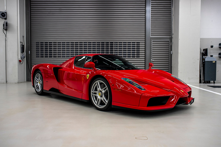 Để chuẩn bị cho mùa giải F1 2021, đội Aston Martin đã chiêu mộ tay đua Sebastian Vettel từ đội Ferrari. Sau khi kết thúc mùa giải cuối cùng với đội đua Italy, Vettel chia tay một loạt siêu xe đăt tiền. Trùng hợp là phần lớn xe mang logo Ferrari.