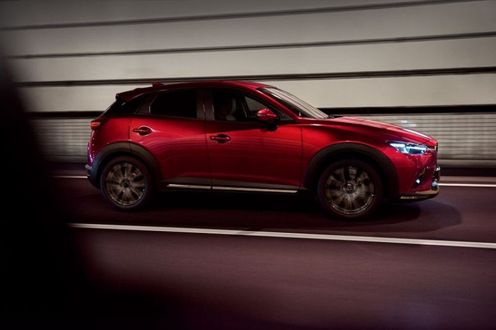 Một cập nhật mới là hệ thống thông tin giải trí Mazda Connect qua màn hình 7 inch của CX-3 giờ đây đã hỗ trợ Android Auto và Apple CarPlay, có sự liên kết với cả dàn âm thanh 6 loa. Màn hình trung tâm cũng cung cấp nguồn cấp dữ liệu cho tính năng camera 360 độ, đây là nâng cấp so với camera lùi tiêu chuẩn trước đây.