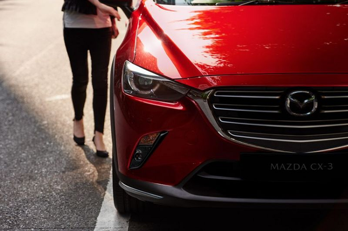 Không có thay đổi nào xảy ra dưới nắp ca-pô nhưng Mazda CX-3 bản cập nhật được bổ sung công nghệ vô hiệu hóa xi-lanh i-Stop của Mazda giúp tiết kiệm nhiên liệu và Hệ thống kiểm soát vận hành G-Vectoring (GVC) giúp cải thiện cảm giác lái.