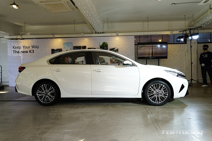Nằm bên dưới nắp ca-pô của Kia Cerato 2021 tại thị trường Hàn Quốc là khối động cơ Smartstream 4 xi-lanh, hút khí tự nhiên, dung tích 1.6L, sản sinh công suất tối đa 123 mã lực tại tua máy 6.300 vòng/phút và mô-men xoắn cực đại 154 Nm tại tua máy 4.500 vòng/phút. Sức mạnh được truyền tới cầu trước thông qua hộp số biến thiên vô cấp CVT.