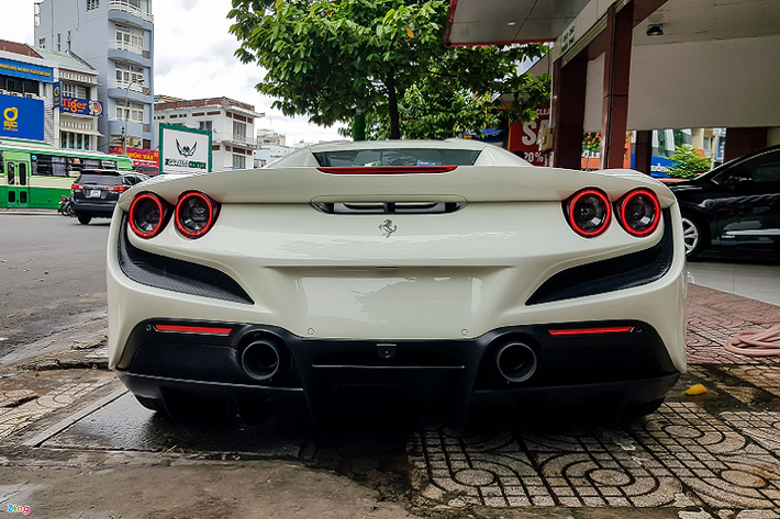 Động cơ V8 của F8 Spider nhẹ hơn mẫu "tiền nhiệm" đến 18 kg, tuy nhiên khối lượng của xe nặng hơn F8 Tributo khoảng 70 kg, do phải kèm theo cơ cấu đóng mở mui điện tử.