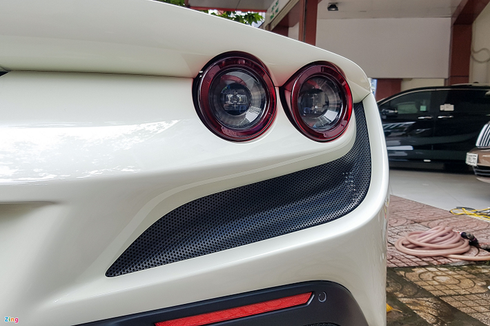 Ferrari F8 Spider có khả năng tăng tốc 0-100 km/h chỉ trong 2,9 giây, 0-200 km/h chỉ trong 8,2 giây, trước khi đạt vận tốc tối đa lên đến 340 km/h.