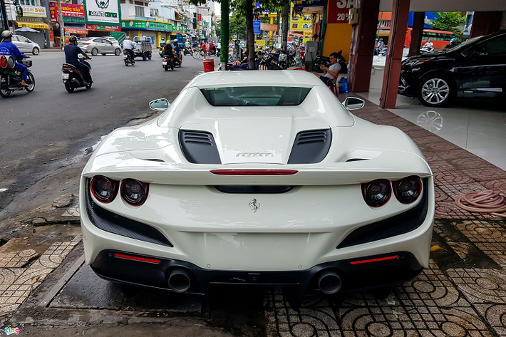 Thiết kế phần đuôi xe của F8 Spider được nâng cấp với hệ thống đèn hậu kép và các hốc gió khí động học. Ferrari mang đến 3 phiên bản ống xả cho xe gồm tiêu chuẩn, titanium hoặc ống xả thể thao.