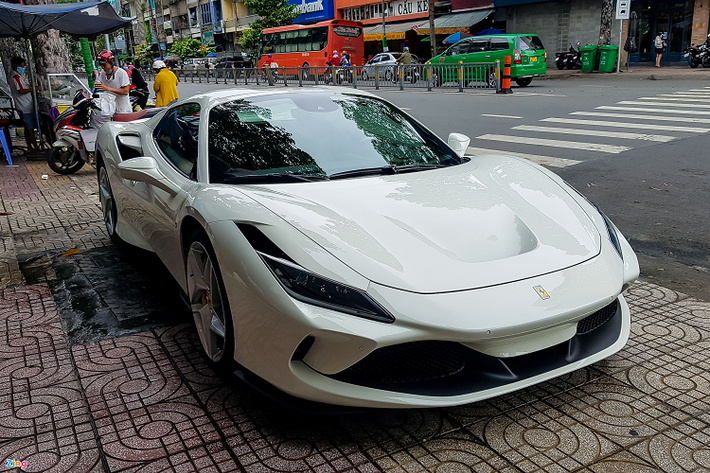 Khối lượng khô của F8 Spider chỉ vào khoảng 1.400 kg. Khoang hành lý của xe được bố trí dưới nắp capo trước với dung tích lên đến 200 L.
