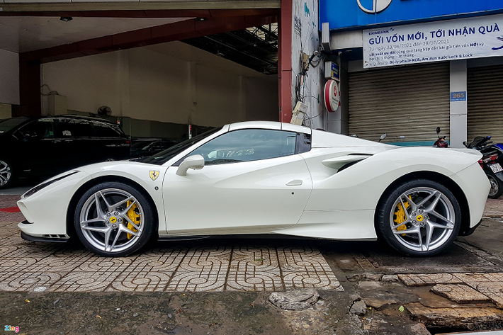F8 Spider được trang bị bộ mâm 5 chấu kép hình ngôi sao dạng xoáy, kích thước 245/35ZR20 cho bánh trước và 305/30ZR20 ở bánh sau cùng bộ lốp hiệu suất cao Pirelli P ZERO.
