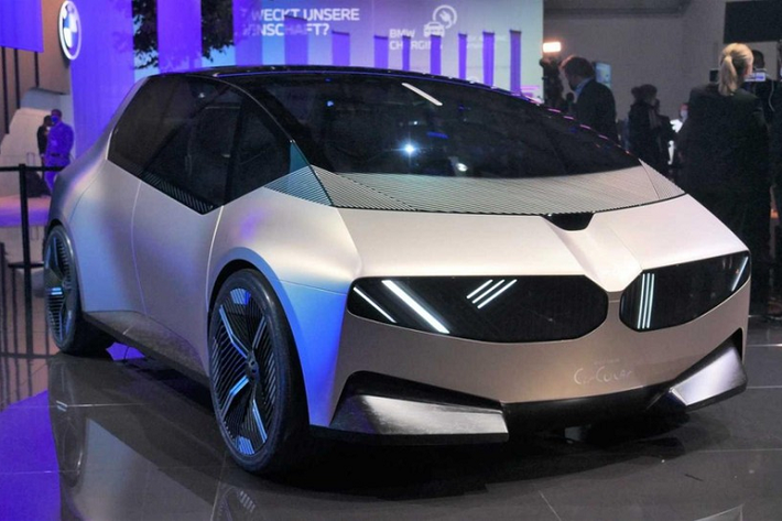 Đến với Triển lãm Ô tô Munich 2021, BMW có trưng bày không ít mẫu xe thú vị. Một số trong đó là những mẫu xe đã từng được giới thiệu như SUV iX và sedan i4 cũng như concept iX5 Hydrogen. Nhưng bên cạnh những chiếc xe điện sẵn sàng sản xuất và nguyên mẫu chạy bằng hydro đó, hãng xe Đức còn mang đến mẫu concept hoàn toàn mới là BMW i Vision Circular mới, và phải công nhận nó trông rất dễ thương.