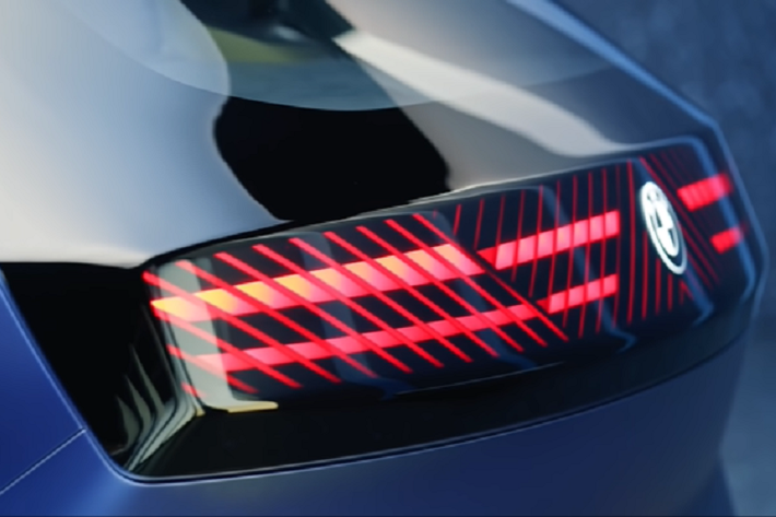 Bốn chiếc ghế sang trọng trong cabin cũng rất đặc biệt. BMW đã tạo ra những chiếc ghế ôm lưng màu hoa oải hương này bằng nhựa tái chế, và cả bốn chiếc đều được giữ chắc trong một khung nhôm vàng nhạt. Vô lăng cũng được in 3D bằng bột gỗ đặc biệt và có một chấu trung tâm độc đáo và hai mặt cảm ứng nhỏ với bề ngoài cũng bằng pha lê.