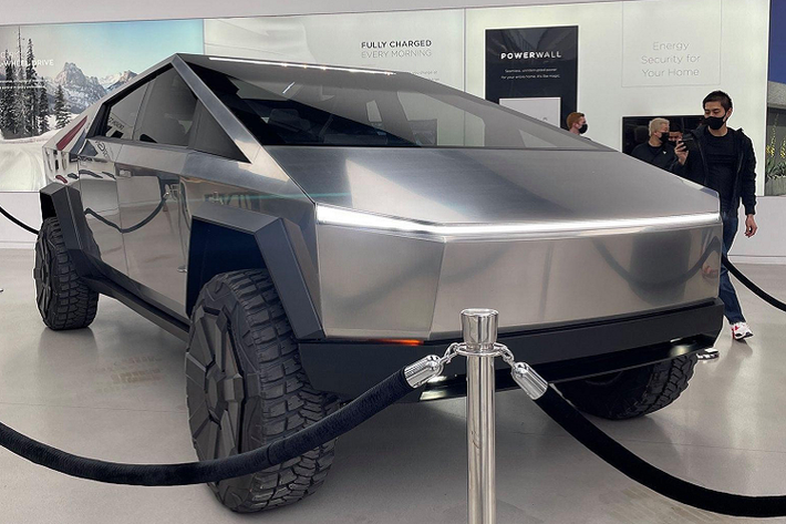 Mới đây, Tesla đã cho người dùng "sờ tận tay" chiếc bán tải cỡ lớn chạy điện Tesla Cybertruck 2021 mới đã ra biển số ở bang California, Mỹ.