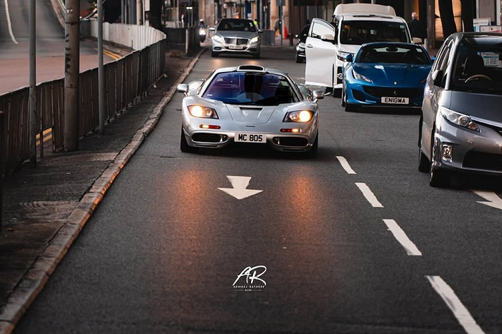 Dòng siêu xe McLaren F1 được thai nghén trong một lần ban lãnh đạo của hãng McLaren đang ngồi ở sân bay để trở về Anh sau khi xem chặng đua Công thức 1 tại Ý vào năm 1988 và 4 năm sau đó, hãng McLaren cùng nhà thiết kế Gordon Murray mới có thể cho ra đời mẫu siêu xe có 3 chỗ ngồi rất độc đáo này và giới hạn số lượng sản xuất chỉ 106 cùng với đó là bán ra từ năm 1992 đến năm 1998.