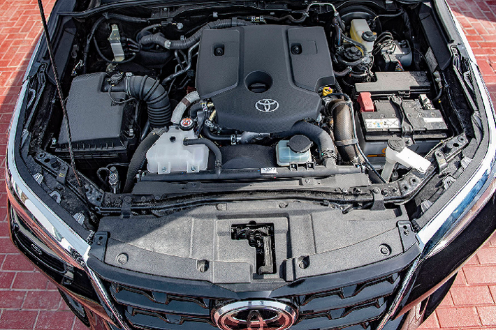 Tại Việt Nam, những chiếc Fortuner đời cũ được đưa về Việt Nam trong gian đoạn từ năm 2006 – 2009 dưới dạng nhập khẩu tư nhân, bản “SRS” nhập Trung Đông sử dụng động cơ V6 4.0L này chắc chắn không hề xa lạ với nhiều người. Ở đời cũ, Fortuner dùng hộp số tự động 4 cấp cũ “uống” khá nhiều xăng, điều này khiến người dùng lắc đầu ngao ngán!