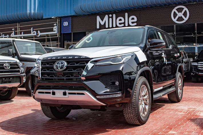 Chiếc Toyota Fortuner VXR 2021 mới này chính là phiên bản cao cấp nhất trong 3 phiên bản EXR, GXR và VXR tại thị trường Trung Đông. Tại Trung Đông, Fortuner máy xăng 4.0 có giá 147.000 AED (khoảng 920 triệu đồng). So với các phiên bản Fortuner đang phân phối chính hãng tại thị trường Việt, Fortuner VXR 2021 mang nhiều điểm khác biệt nằm ở trang trí ngoại thất.