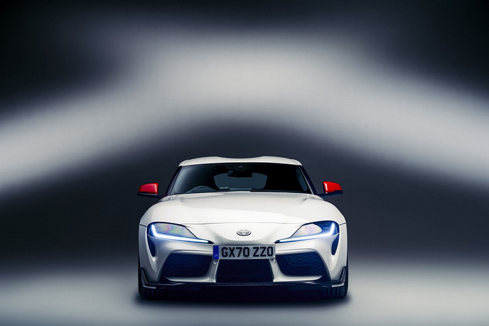 Toyota GR Supra 2.0 Fuji Speedway Edition được trang bị động cơ tăng áp 2.0L, công suất 254 mã lực tại 5.000-6.000 vòng/phút và mô-men xoắn cực đại 400 Nm tại 1.500-4.500 vòng/phút. Xe có khả năng tăng tốc 0-100 km/h trong 5,2 giây, tốc độ tối đa được giới hạn ở mức 250 km/h.