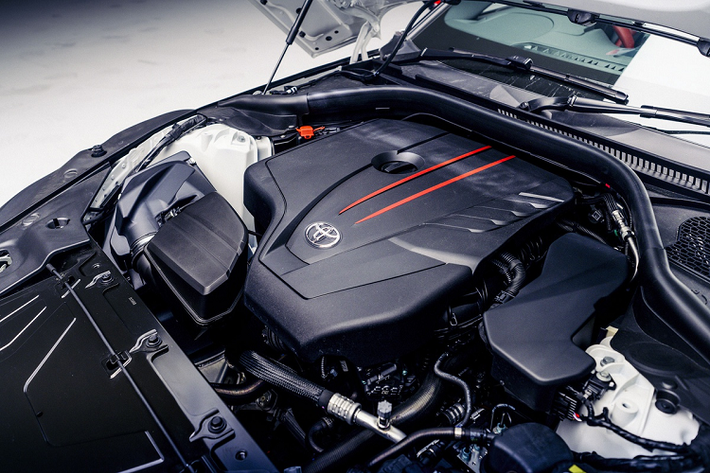 Về trang bị an toàn, GR Supra 2.0 được trang bị gói an toàn Toyota Safety Sense +, gồm có phanh khẩn cấp tự động, hỗ trợ giữ làn đường, nhận diện biển báo giao thông và đèn tự động.