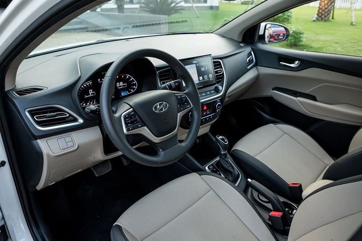 Hyundai Accent 2021 được trang bị hệ thống giải trí hỗ trợ Bluetooth/USB/Mp4/Radio/AUX với 6 loa cùng kết nối Apple Car Play, Android Auto. Đặc biệt, màn hình này có khả năng chia đôi nội dung hiển thị độc lập, tăng cường khả năng đa nhiệm. Hyundai Accent phiên bản nâng cấp 2021 vẫn được trang bị động cơ Kappa 1.4L MPI cho công suất tối đa 100 mã lực tại 6.000 vòng/phút cùng Mo-men xoắn cực đại 132Nm tại 4.000 vòng/phút. Đi kèm với đó là 2 lựa chọn hộp số: Hộp số tự động 6 cấp Shiftronic và hộp số sàn 6 cấp.