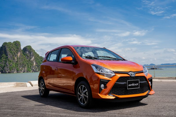 2. Toyota Wigo 2020 (352 - 384 triệu đồng) Thiết kế của Toyota Wigo 2020 gần như được giữ nguyên như cũ, ngoại trừ phần đầu xe có lưới tản nhiệt hình thang lớn hơn, cặp đèn chiếu sáng được tái thiết kế sắc sảo và mạnh mẽ, hông xe nổi bật với những đường dập nổi được hạ thấp và kéo dài từ cản trước tới đuôi xe và bộ mâm đúc 14 inch đa chấu mới.