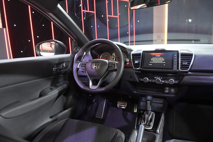 Về truyền động, Honda City 2020 sử dụng khối động cơ 1.5L hút khí tự nhiên đã được tinh chỉnh về sức mạnh, sản sinh công suất 119 mã lực và 145 Nm mô-men xoắn. Sức mạnh này được truyền tới trục trước thông qua hộp số tự động CVT.