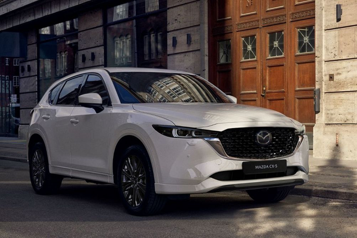 Chỉ sau một thời gian ngắn lộ diện hình ảnh tại Trung Quốc, Mazda CX-5 2022 mới đây đã chính thức được vén màn tại thị trường Bắc Mỹ. Là một phiên bản nâng cấp, những thay đổi trên CX-5 2022 khá hạn chế khi chỉ tập trung vào việc tinh chỉnh về thiết kế và bổ sung một số trang bị đi kèm.