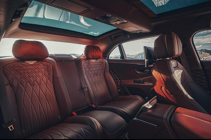 Bên trong, hệ thống ion hóa không khí bây giờ cũng là một tính năng tiêu chuẩn dành cho Bentley Flying Spur 2022. Trang bị này sẽ phát ra các hạt mang điện tích âm từ hệ thống HVAC để tăng độ tinh khiết của không khí bằng cách tạo ra điện tích tĩnh loại bỏ các thành phần độc hại như các chất ô nhiễm, bụi và chất gây dị ứng.