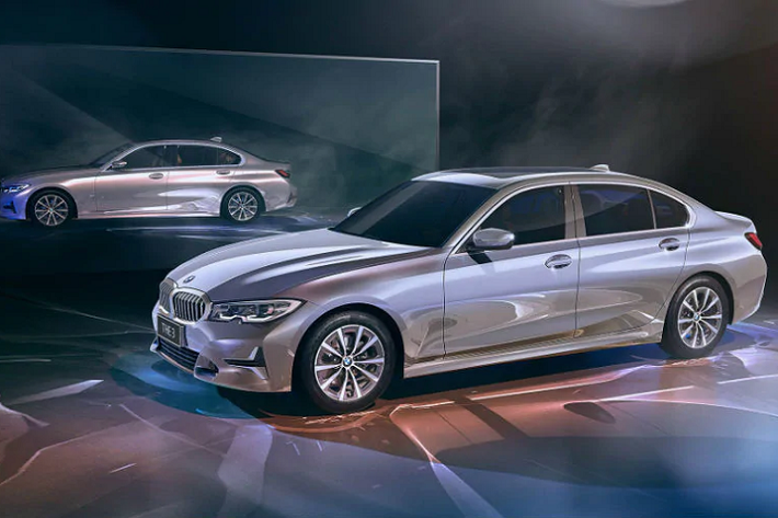 Tại thị trường Ấn Độ, BMW 3-Series Gran Limousine 2021 có hệ thống thông tin giải trí iDrive đi kèm màn hình cảm ứng 8,8 inch, hỗ trợ kết nối không dây với điện thoại thông minh qua Apple CarPlay/Android Auto, hệ thống điều hòa tự động đa vùng, cửa sổ trời toàn cảnh Panorama, hệ thống đèn viền nội thất và hệ thống âm thanh Harman Kardon 16 loa.