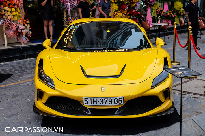 Khác biệt với gói độ dành cho Lamborghini Aventador SVJ, chiếc F8 Spider được nâng cấp gần như toàn diện về cả mặt ngoại thất cũng như hiệu năng vận hành. Một điểm khá thú vị nằm ở việc Novitec vẫn chưa cho ra mắt gói độ dành cho mẫu xe mui trần F8 Spider, toàn bộ các chi tiết trên bản độ này đều được chủ nhân đặt hàng từ gói độ của phiên bản coupe F8 Tributo.