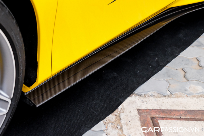 Dưới bàn tay của Novitec, ngoại hình của xe trở cá tính và hiếu chiến hơn. Cản trước có sự xuất hiện của các chi tiết bằng sợi carbon như : ốp hốc hút gió phía trước, líp trước và viền khe gió. Chưa hết, nắp ca-pô cũng được ốp sợi carbon ở vị trí gần kính lái, điểm nhấn lớn nhất là miếng ốp dạng tầng dành cho ống dẫn khí S-Duct trên Ferrari F8 Spider.