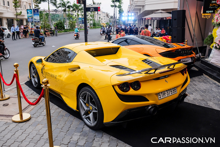 Vì phải bổ sung thêm cơ chế đóng mở mui, F8 Spider nặng hơn biến thể coupe F8 Tributo 70 kg. Tuy nhiên, nếu như so sánh với người tiền nhiệm 488 Spider, Ferrari F8 Spider vẫn nhẹ hơn đến 20 kg và nặng hơn chiếc 488 Pista Spider 20 kg. Xe sử dụng khối động cơ V8 tăng áp kép, có dung tích 3.9 lít giống người tiền nhiệm 488 Spider nhưng đã được cải tiến với sức mạnh ngang với phiên bản nâng cấp 488 Pista Spider.