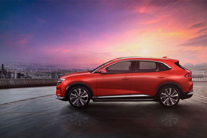 Trong khi đó, mẫu VinFast VF32 nằm ở phân khúc SUV hạng D. Tại Mỹ, mẫu xe này có kích thước tương đương với Tesla Model Y và Ford Mustang Mach-E. Mẫu SUV này được trang bị gói pin 90 kWh, cho tầm hoạt động 504 km. Giá bán của VF32 cũng sẽ "hấp dẫn" hơn so với VF33. Điểm khác biệt trên VF32 là màn hình cảm ứng trong cabin đặt dọc, màn hình thứ 2 hoạt động như cụm đồng hồ. VinFast VF31 là chiếc nhỏ nhất trong số 3 mẫu xe mới. Xe sử dụng gói pin dung lượng 42 kWh, cung cấp phạm vi hoạt động khoảng 300 km. Mẫu xe này sẽ không xuất hiện tại thị trường Mỹ.