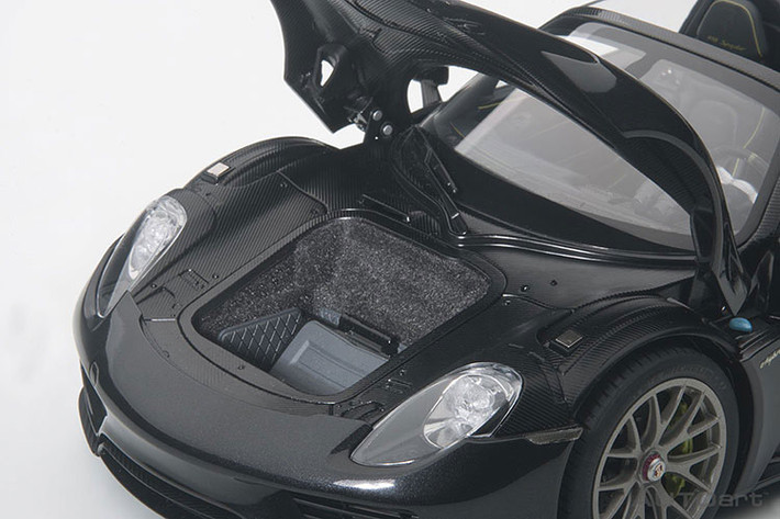 Tại Việt Nam cũng đã có chiếc siêu xe Porsche 918 Spyder đầu tiên được về nước thuộc sở hữu của cô gái 9X ở quận Gò Vấp, TP HCM. Đối thủ trực tiếp của siêu phẩm Porsche 918 Spyder chính là bộ đôi Ferrari LaFerrari và McLaren P1.