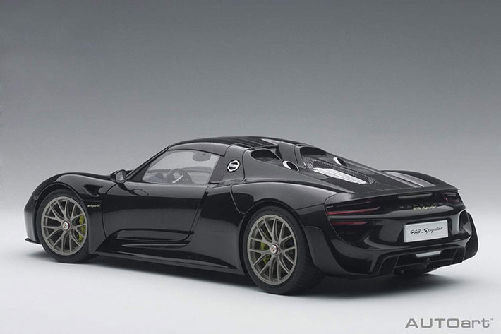 Siêu phẩm Porsche 918 Spyder được trang bị động cơ V8, hút khí tự nhiên, dung tích 4.6L và 2 mô-tơ điện. Động cơ đốt trong thông thường tạo ra công suất tối đa 608 mã lực. Trong khi đó, hai mô-tơ điện sản sinh công suất tối đa 286 mã lực. Công suất tổng cộng của hệ dẫn động hybrid trên Porsche 918 Spyder là 887 mã lực và mô-men xoắn cực đại dao động từ 917 – 1.280 Nm. Nhờ đó, Porsche 918 Spyder có thể tăng tốc từ 0-100 km/h chỉ trong 2,8 giây và đạt tốc độ tối đa trên 338 km/h.