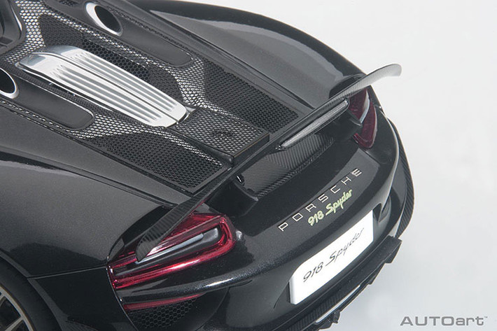 Điểm mạnh và cũng là sự độc đáo của Porsche 918 Spyder so với các đối thủ ra mắt cùng năm 2013 chính là xe mang kiểu dáng coupe nhưng lại tháo được mui ra để thành xe mui trần. Riêng dòng xe Ferrari LaFerrari phải đến năm 2016 mới có bản mui trần mới được trình làng trong khi McLaren P1 chỉ có duy nhất một biến thể coupe với số lượng sản xuất 375 chiếc.