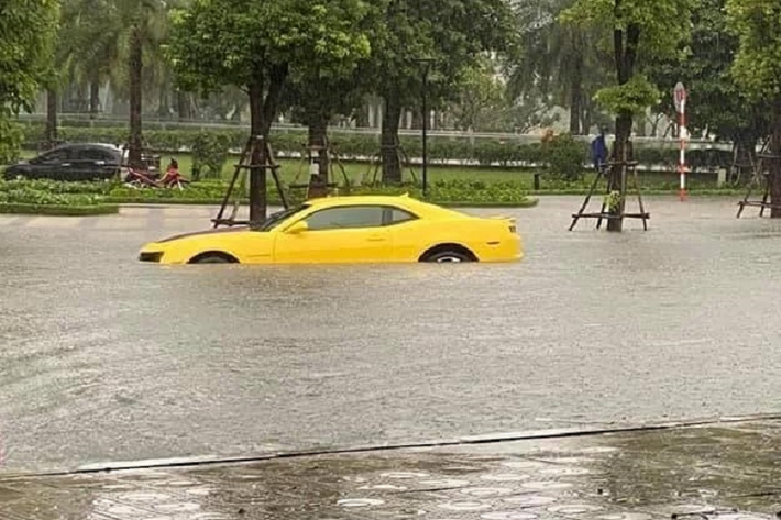 Hiện tại, phiên bản mới nhất của mẫu xe này tại thị trường Việt Nam được bán ra theo diện không chính hãng khoảng hơn 3 tỷ đồng. Giá xe Chevrolet Camaro đời cũ đã qua sử dụng như trong bài viết này cũng không dưới 1 tỷ đồng trên sàn xe cũ.