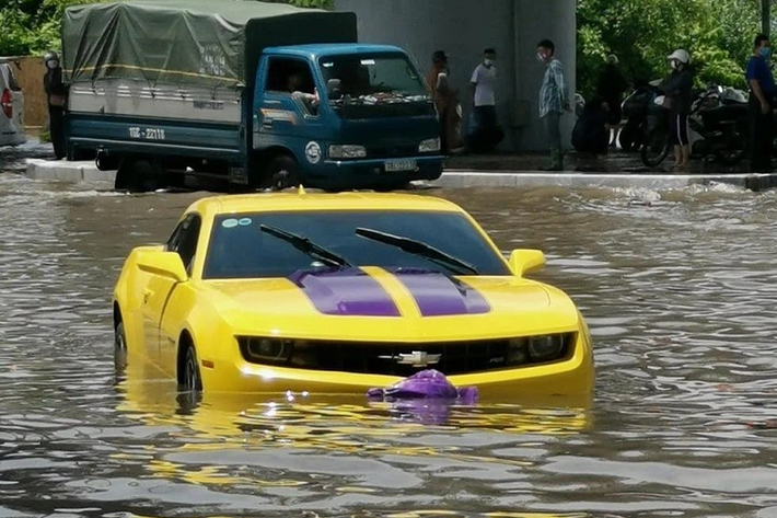 Thậm chí, 1 số bức ảnh cận cảnh về mẫu xe thể thao Chevrolet Camaro bị ngập nước ở thành phố Hải Phòng còn cho thấy xe bị nước lũ nhấn chìm hơn phân nửa, qua bánh xe, nên cư dân mạng dự đoán nhiều khả năng nước lũ sẽ tràn vào khoang lái, tuy nhiên, thông tin này chưa được kiểm chứng.
