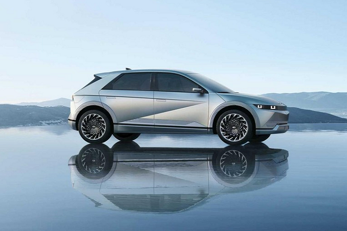 Ở phiên bản dẫn động 4 bánh toàn thời gian AWD và dùng cụm pin 50 kWh, Hyundai Ioniq 5 sẽ có mô-tơ điện đặt sau mạnh 161 mã lực, 350 Nm cùng mô-tơ trước 71 mã lực, 255 Nm. Cấu hình này giúp xe sở hữu sức mạnh tổng cộng 232 mã lực và 605 Nm cùng thời gian tăng tốc từ 0-100 km/h trong 6,1 giây.