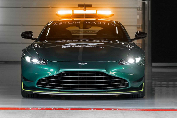 Giống như chiếc xe an toàn Mercedes-AMG GT R, xe an toàn Vantage cũng được trang bi hệ thống đèn/còi cảnh báo. Đặc biệt, hệ thống đèn phía trên mui xe được làm từ sợi carbon và có thiết kế khí động học.