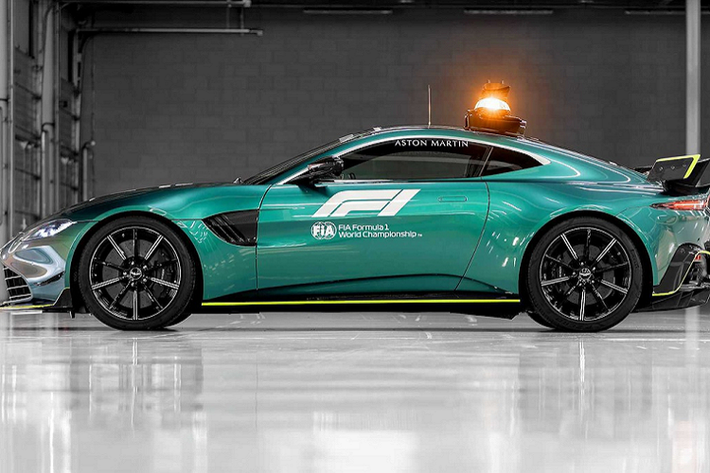 Aston Martin cũng tinh chỉnh lái "trái tim" của chiếc xe an toàn này. Khối động cơ V8 tăng áp kép 4.0L đạt mức công suất 528 mã lực, nhiều hơn Vantage thương mại 24,6 mã lực. Mô-men xoắn cực đại vẫn được giữ ở mức 685 Nm, tuy nhiên dải vòng tua đạt mức mô-men xoắn cực đại được mở rộng hơn.