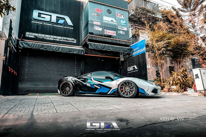 Bên cạnh màu ngoại thất ấn tượng, siêu phẩm Ferrari 488 GTB này còn có vẻ hầm hố nhờ gói độ Liberty Walk đình đám của Nhật Bản. Chưa hết, xe còn được trang bị thêm phần cánh gió của gói nâng cấp Novitec Torado, hệ thống treo khí nén của AirRex với khả năng nâng/hạ gầm, bộ vành Forgiato kèm theo hệ thống phanh bằng carbon ceramic, kẹp phanh Brembo Ferrari sơn màu cam đồng cũng đặc biệt không kém.