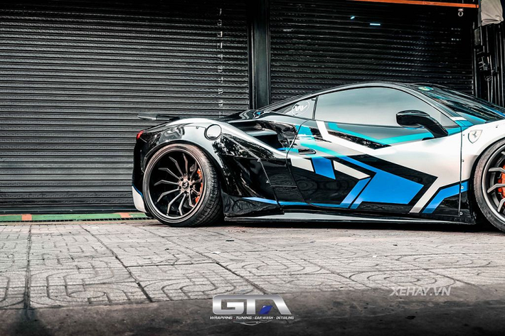 Những gói độ như Liberty Walk được xem là "cứu cánh" để giải quyết bài toán này và giúp chủ nhân của chiếc xe khẳng định được đẳng cấp và chất chơi riêng biệt của mình